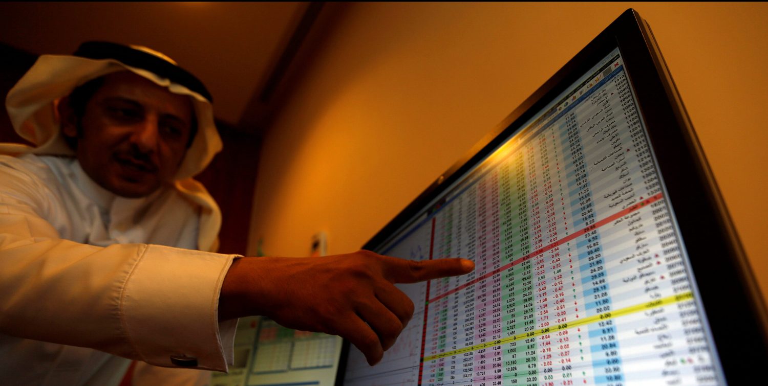 An investor gestures as he monitors a screen displaying stock information in Riyadh, Saudi Arabia, November 6, 2017. REUTERS/Faisal Al Nasser - RC19127833B0