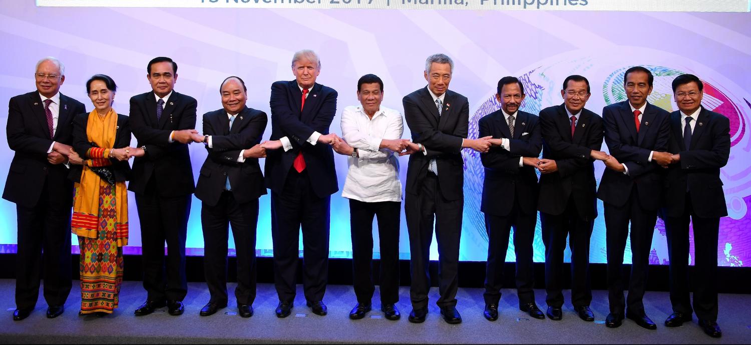 Malaysia's Prime Minister Najib Razak, Myanmar's State Counsellor and Foreign Minister Aung San Suu Kyi, Thailand's Prime Minister Prayut Chan-o-Cha, Vietnam's Prime Minister Nguyen Xuan Phuc, U.S. President Donald Trump, Philippine's President Rodrigo Duterte, Singapore's Prime Minister Lee Hsien Loong, Brunei's Sultan Hassanal Bolkiah, Laos' Prime Minister Thongloun Sisoulith, Indonesia's President Joko Widodo and Cambodia's Prime Minister Hun Sen pose for a family photo during the ASEAN-US 40th Anniversary commemorative Summit in Manila, Philippines November 13, 2017. REUTERS/Manan Vatsyayana/Pool - RC1606E5BDF0