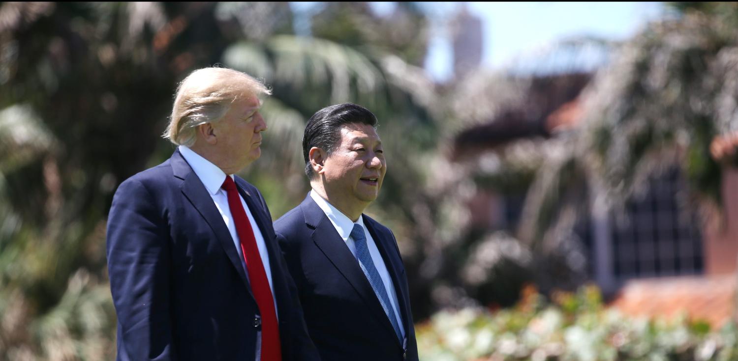 U.S. President Donald Trump (L) and China's President Xi Jinping walk along the front patio of the Mar-a-Lago estate after a bilateral meeting in Palm Beach, Florida, U.S., April 7, 2017. REUTERS/Carlos Barria - HP1ED471D8M65