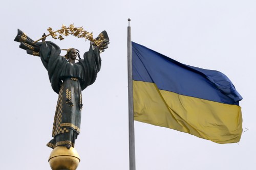 A view shows the Independence Monument and the Ukrainian national flag in Independence Square in central Kiev, Ukraine, April 11, 2016. Picture taken April 11, 2016. REUTERS/Valentyn Ogirenko - GF10000378869