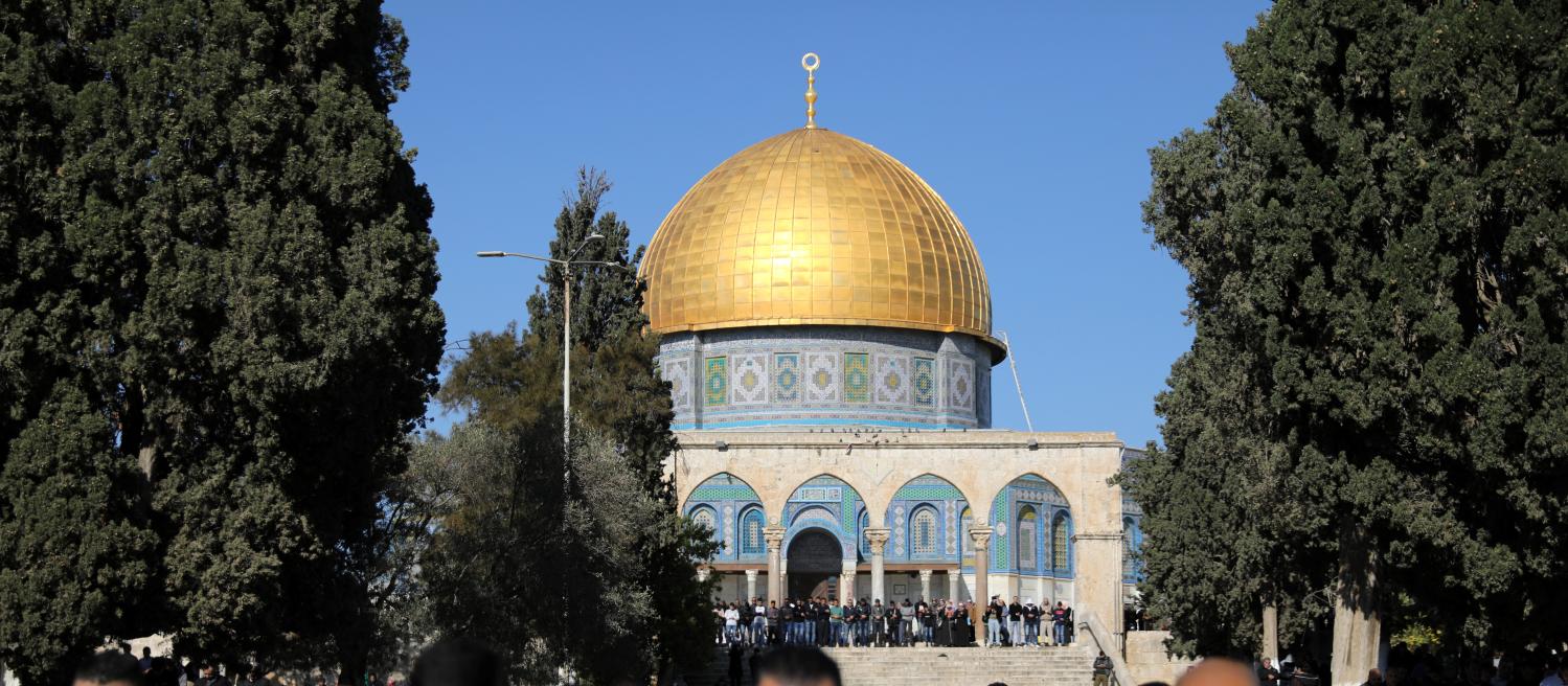 Worshippers pray during Friday prayers on the compound known to Muslims as Noble Sanctuary and to Jews as Temple Mount in Jerusalem's Old City, as Palestinians call for a "day of rage" in response to U.S. President Donald Trump's recognition of Jerusalem as Israel's capital December 8, 2017. REUTERS/Ammar Awad - RC1702E2DE30