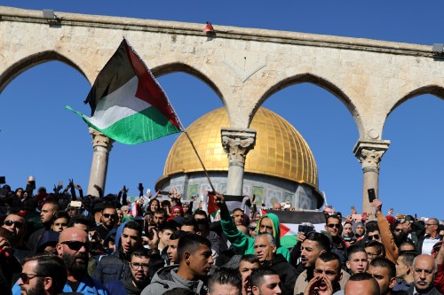 Worshippers hold Palestinian flags after Friday prayers on the compound known to Muslims as Noble Sanctuary and to Jews as Temple Mount in Jerusalem's Old City, as Palestinians call for a "day of rage" in response to U.S. President Donald Trump's recognition of Jerusalem as Israel's capital December 8, 2017. REUTERS/Ammar Awad - RC1922868190