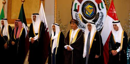 Saudi Foreign Minister Adel al-Jubeir, Bahrain's Deputy Prime Minister Mohammed bin Mubarak Al Khalifa, Oman's Deputy Prime Minister Fahad bin Mahmood, Emir of Kuwait Sabah Al-Ahmad Al-Jaber Al-Sabah and Emir of Qatar Sheikh Tamim bin Hamad al-Thani pose for a family photo during the annual summit of the Gulf Cooperation Council (GCC) in Kuwait City, Kuwait, December 5, 2017. REUTERS/Hamad I Mohammed - RC1E38F639D0