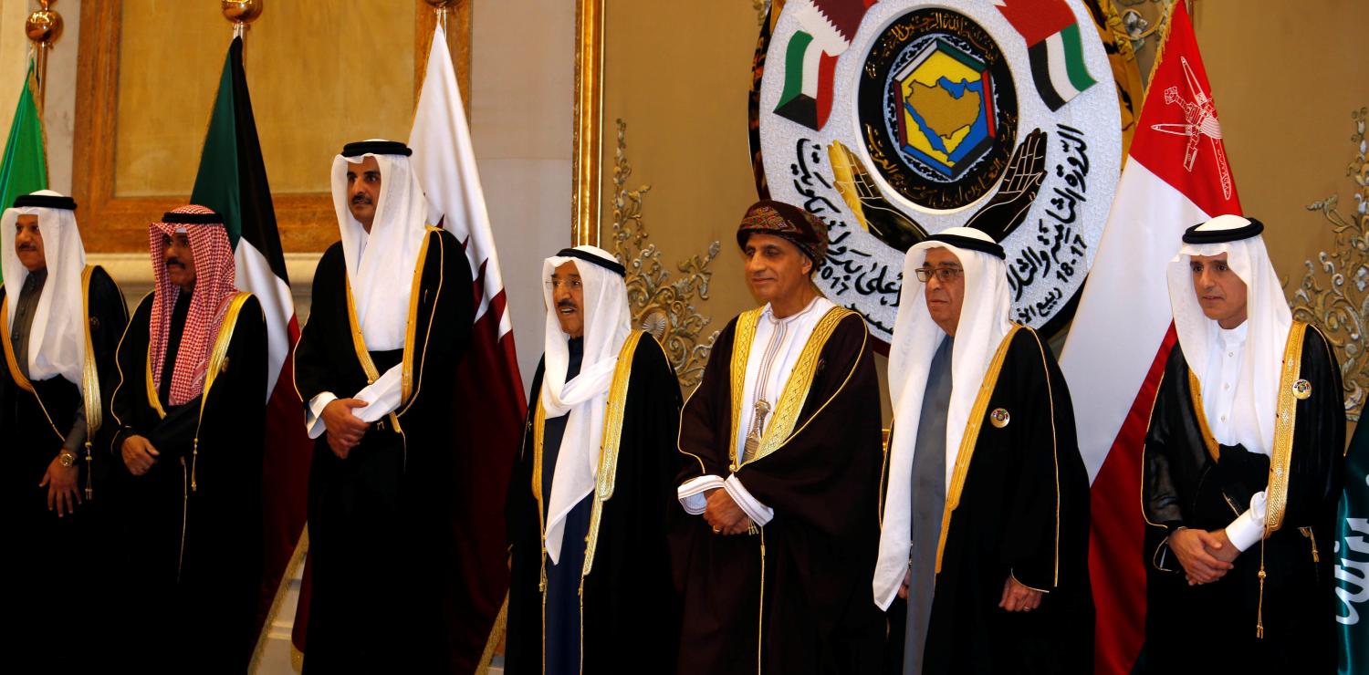 Saudi Foreign Minister Adel al-Jubeir, Bahrain's Deputy Prime Minister Mohammed bin Mubarak Al Khalifa, Oman's Deputy Prime Minister Fahad bin Mahmood, Emir of Kuwait Sabah Al-Ahmad Al-Jaber Al-Sabah and Emir of Qatar Sheikh Tamim bin Hamad al-Thani pose for a family photo during the annual summit of the Gulf Cooperation Council (GCC) in Kuwait City, Kuwait, December 5, 2017. REUTERS/Hamad I Mohammed - RC1E38F639D0