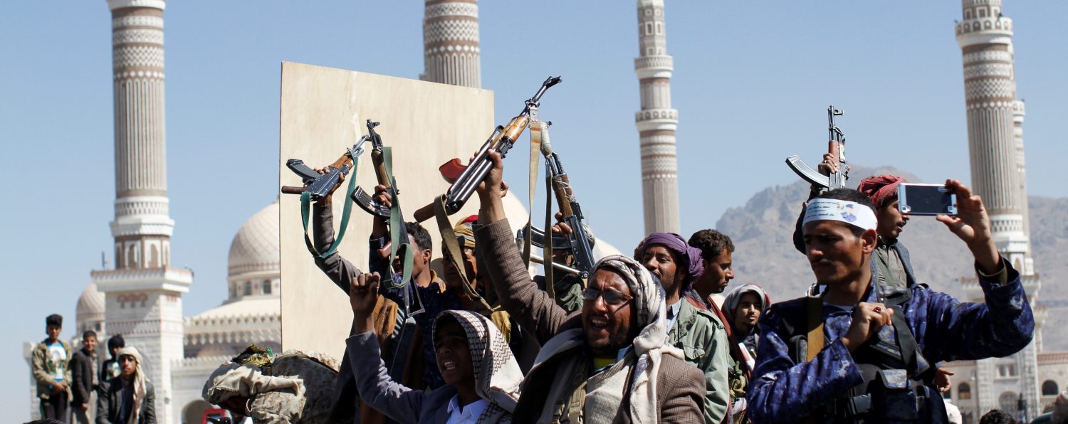 Houthi fighters attend the funeral of their fellow who were killed during the recent clashes in Sanaa, Yemen December 7, 2017. REUTERS /Mohammed Al-Sayaghi - RC1B26B1C800