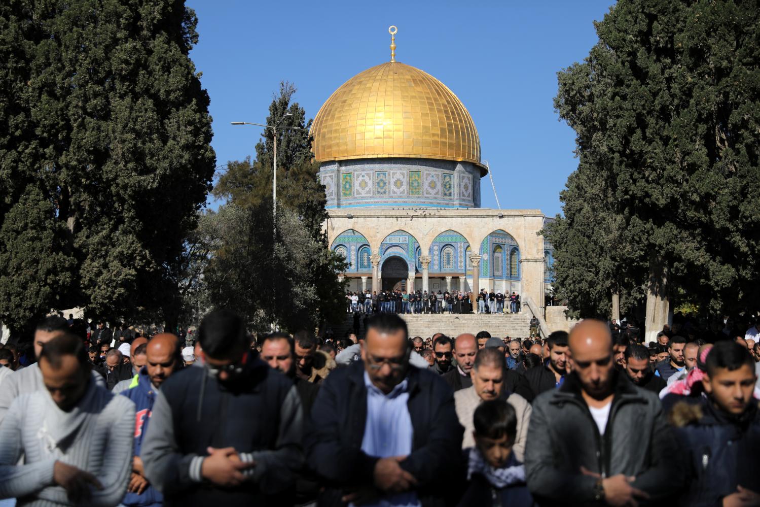 Worshippers pray during Friday prayers on the compound known to Muslims as Noble Sanctuary and to Jews as Temple Mount in Jerusalem's Old City, as Palestinians call for a "day of rage" in response to U.S. President Donald Trump's recognition of Jerusalem as Israel's capital December 8, 2017. REUTERS/Ammar Awad