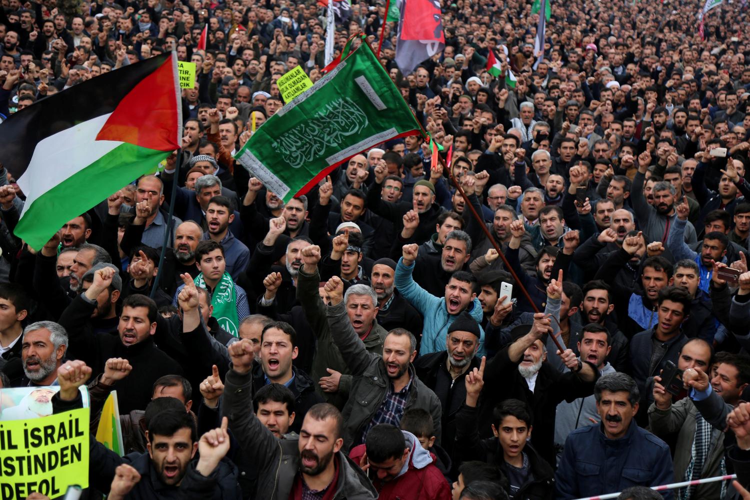 Pro-Palestinian demonstrators shout slogans during a protest against the U.S. decision to recognise Jerusalem as the capital of Israel, in Diyarbakir, Turkey, December 17, 2017. REUTERS/Sertac Kayar - RC12EABCCA50