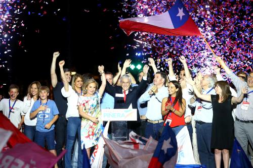 Presidential candidate Sebastian Pinera waves to supporters after winning Chile's presidential election, in Santiago, December 17, 2017. REUTERS/Ivan Alvarado - RC1792F5CCD0