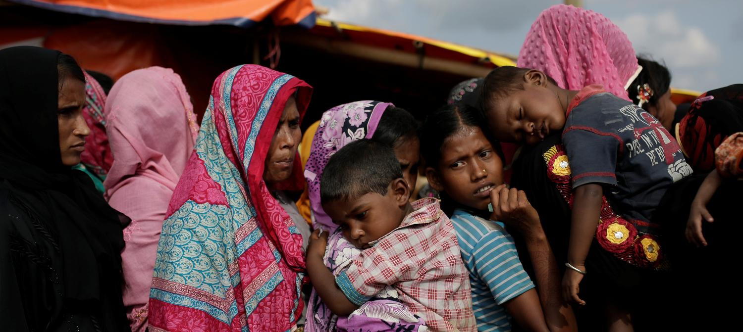 Rohingya refugees line up for a food supply distribution at the Kutupalong refugee camp near Cox's Bazar, Bangladesh December 12, 2017. REUTERS/Alkis Konstantinidis - RC1A286033A0