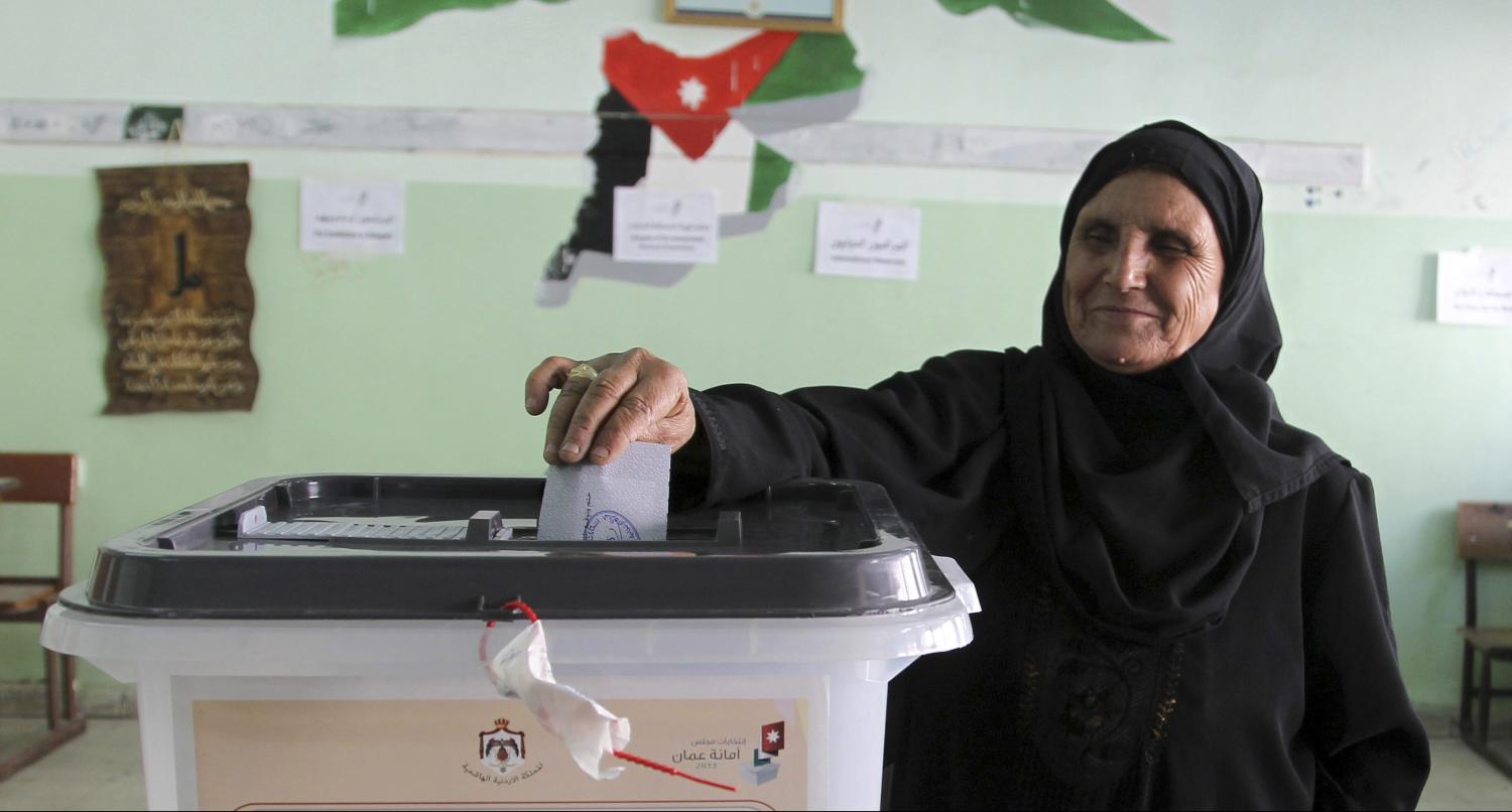 A Jordanian woman casts her ballot for municipal elections at a polling station in Amman August 27, 2013. The Muslim Brotherhood, the main opposition party, is boycotting the polls. REUTERS/Muhammad Hammad (JORDAN - Tags: ELECTIONS POLITICS) - GM1E98S00ST01