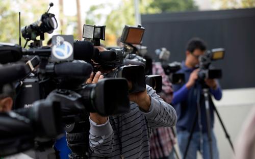 Photo: News cameras (REUTERS/Mario Anzuoni GM1EA580DQY01)