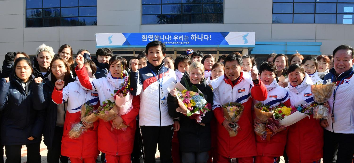 REFILE - ADDITIONAL INFORMATION?Sarah Murray (C), head coach of the combined women's ice hockey team is seen as North Korean women's ice hockey players arrive at the South Korea's national training center on January 25, 2018 in Jincheon, South Korea. REUTERS/Song Kyung-Seok/Pool - RC1A7BE17680