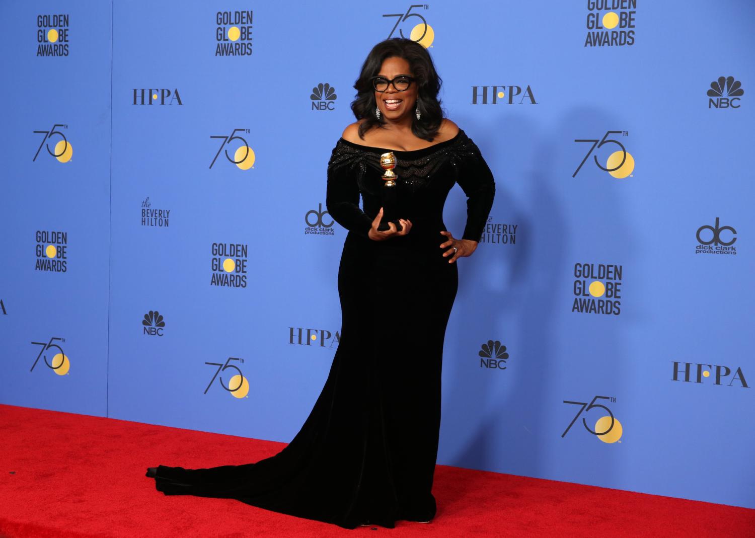 75th Golden Globe Awards ñ Photo Room ñ Beverly Hills, California, U.S., 07/01/2018 ñ Oprah Winfrey poses backstage with her Cecil B. DeMille Award. REUTERS/Lucy Nicholson - HP1EE1809MAUY