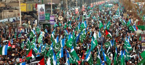 Supporters of religious and political party Jamaat-e-Islami (JI) hold Palestinian and Pakistan's flags. Karachi, Pakistan December 17, 2017. REUTERS/Akhtar Soomro - RC1CF0C46190