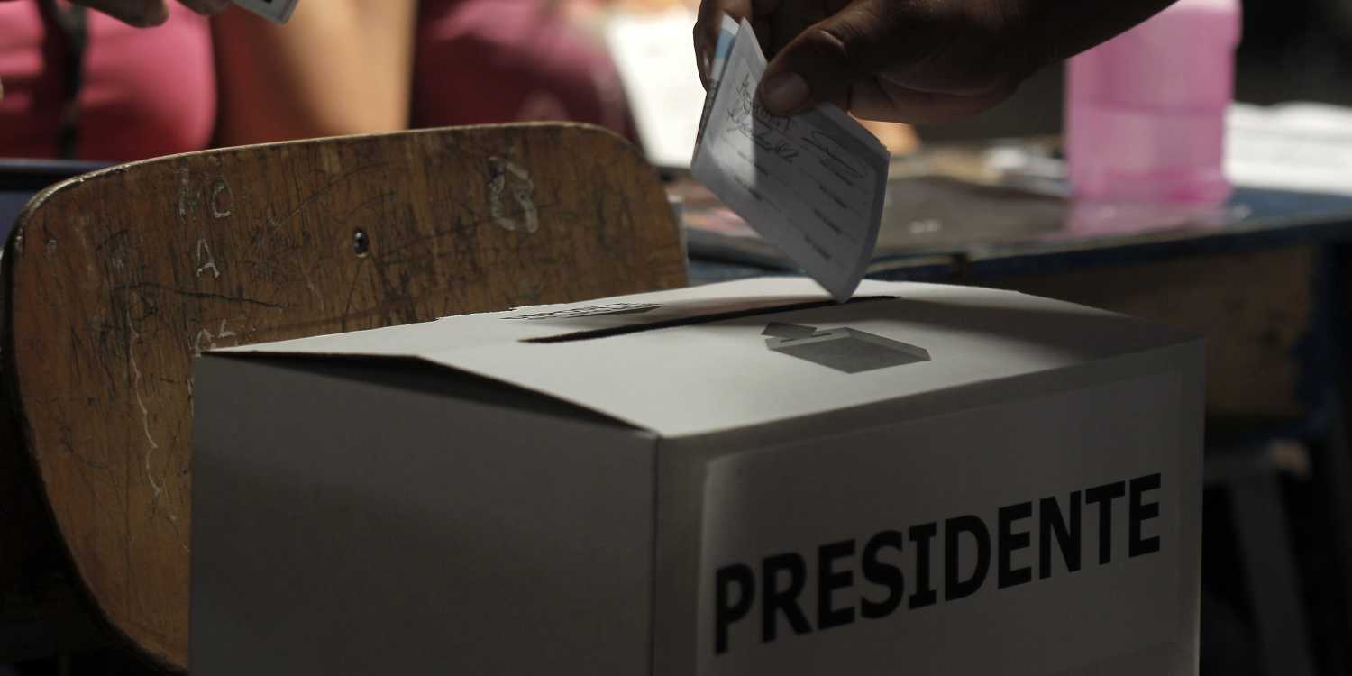 A voter casts a vote at a polling station during Costa Rica's presidential election run-off in San Jose April 6, 2014. A centre-left academic who has never been elected to office is expected to cruise to victory in Costa Rica's presidential election run-off on Sunday after his ruling party rival pulled out. Solis, a former diplomat, rode a wave of anti-government sentiment over rising inequality and corruption scandals to finish ahead in a first round of voting in February, surprising pollsters who had placed him fourth. REUTERS/Juan Carlos Ulate (COSTA RICA - Tags: POLITICS) - GM1EA470DQC01