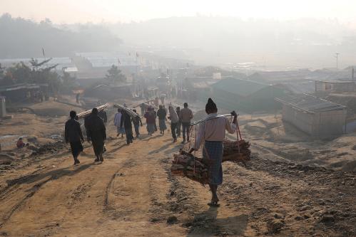 Rohingya refugees walk at Jamtoli camp in the morning in Cox's Bazar, Bangladesh, January 22, 2018. REUTERS/Mohammad Ponir Hossain TPX IMAGES OF THE DAY - RC13377C84C0