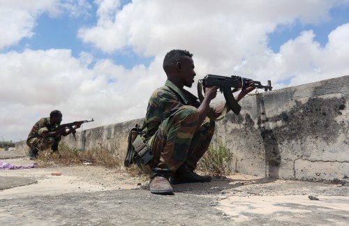 DATE IMPORTED:September 16, 2017Members of Somali Armed Forces take their position during fighting between the military and police backed by intelligence forces in the Dayniile district of Mogadishu, Somalia September 16, 2017. REUTERS/Feisal Omar