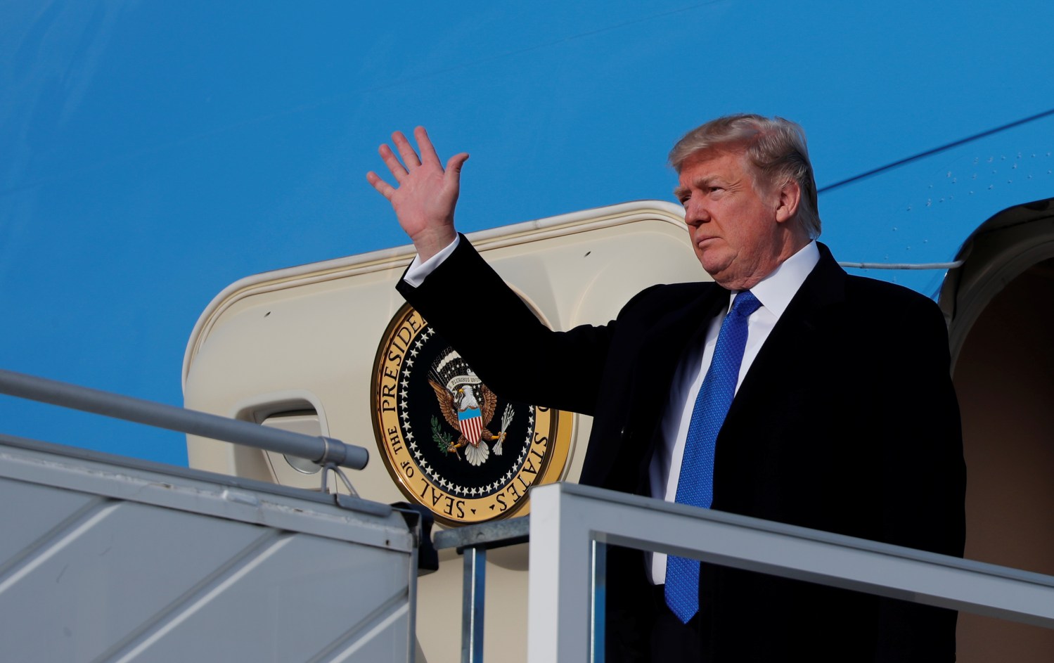 U.S. President Donald Trump waves as he arrives in Zurich, Switzerland January 25, 2018. REUTERS/Carlos Barria
