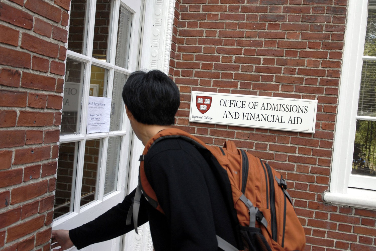 Students walks into Harvard financial aid office