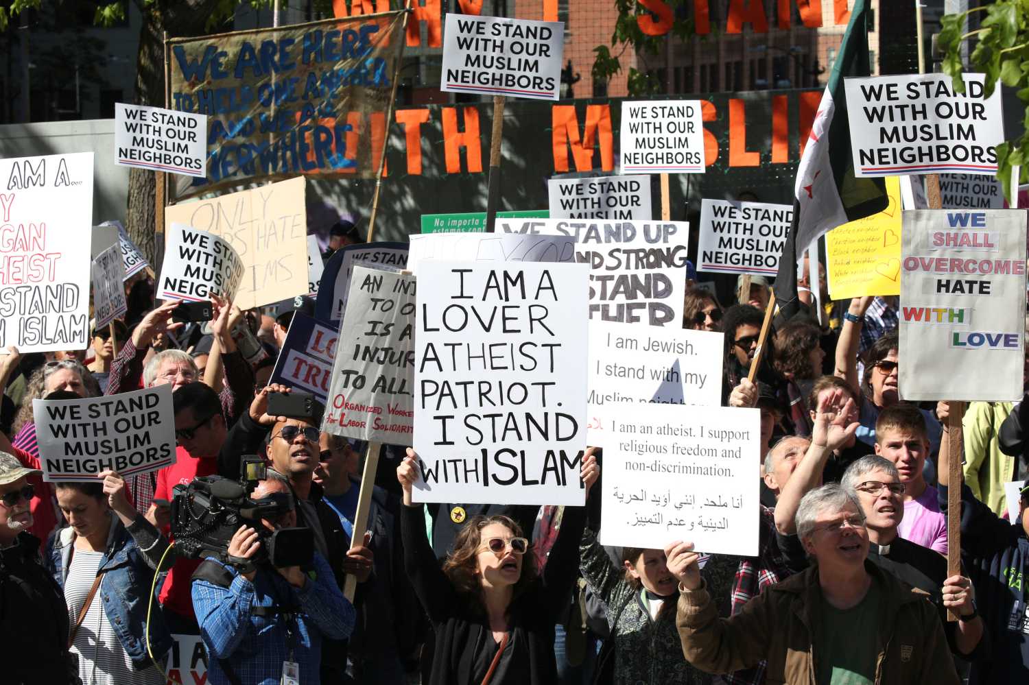 Counter-protesters hold signs and shout slogans during an anti-Sharia rally in Seattle, Washington, U.S., June 10, 2017. REUTERS/David Ryder - RC1C2C401560