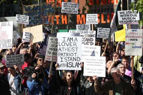 Counter-protesters hold signs and shout slogans during an anti-Sharia rally in Seattle, Washington, U.S., June 10, 2017. REUTERS/David Ryder - RC1C2C401560