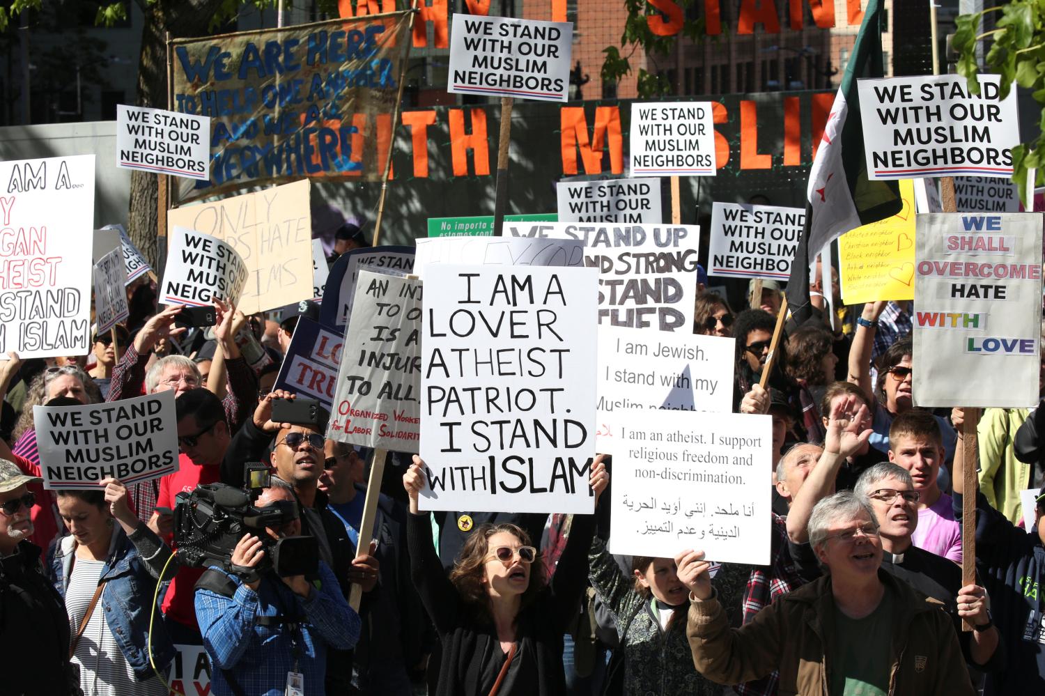 Counter-protesters hold signs and shout slogans during an anti-Sharia rally in Seattle, Washington, U.S., June 10, 2017. REUTERS/David Ryder - RC1C2C401560