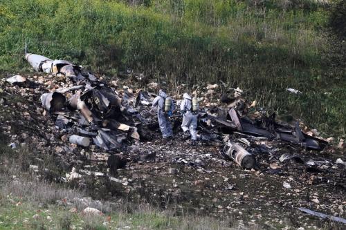 Israeli security forces examine the remains of an F-16 Israeli war plane near the Israeli village of Harduf, Israel February 10, 2018. REUTERS/Ronen Zvulun TPX IMAGES OF THE DAY - RC179C599980