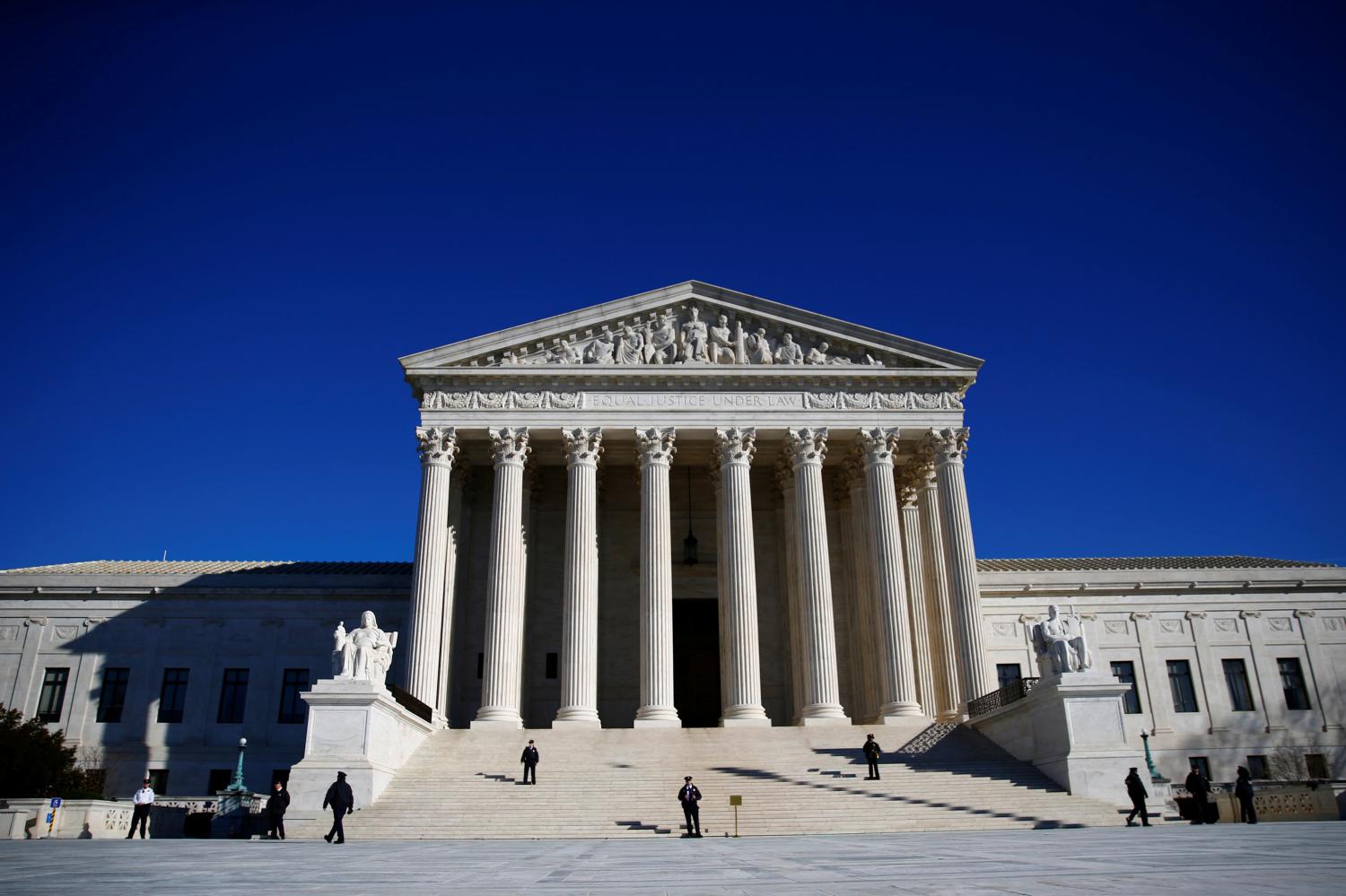 Police officers stand in front of the U.S. Supreme Court in Washington, U.S., January 19, 2018. REUTERS/Eric Thayer - RC1AECFD3360