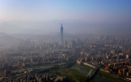 The Taipei 101 (C) building is seen amidst the Taipei city skyline February 9, 2009. Taiwan's exports in January slumped more than 44 percent from a year earlier, less than expected but still a record fall, as the global downturn hammered demand from major centres around the world, data showed on Monday. REUTERS/Nicky Loh (TAIWAN) - GF2E5290PGP01