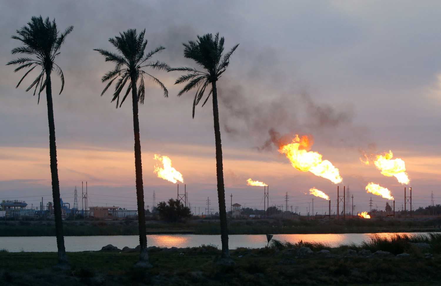 Flames emerge from flare stacks at the oil fields in Basra, southeast of Baghdad, Iraq January 17, 2017. REUTERS/Essam Al-Sudani