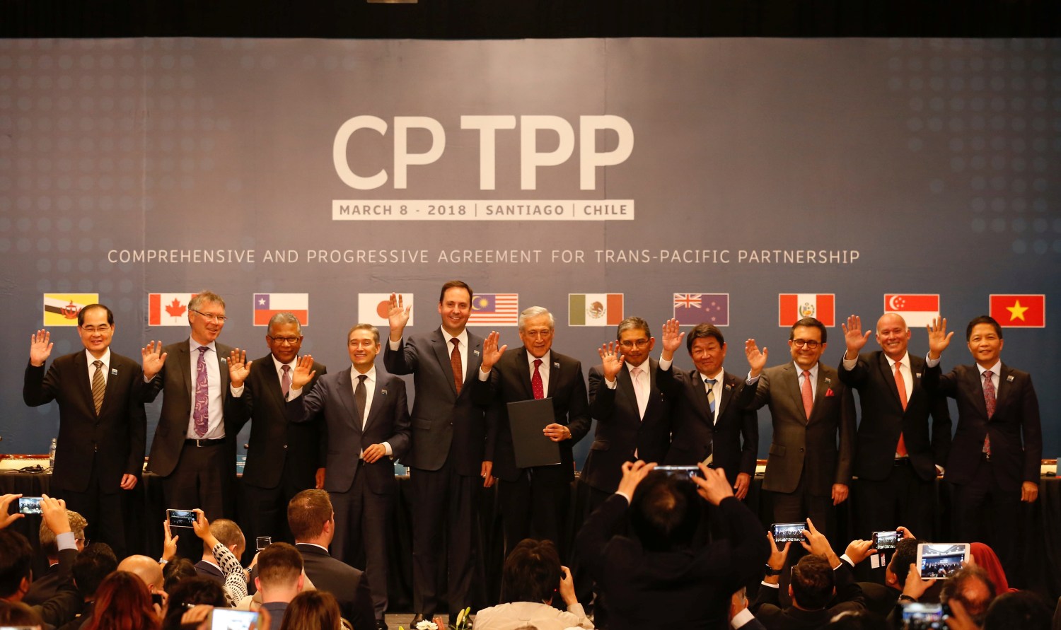 Representatives of members of Trans-Pacific Partnership (TPP) trade deal: Brunei's Acting Minister for Foreign Affairs Erywan Dato Pehin, Chile's Foreign Minister Heraldo Munoz, Australia's Trade Minister Steven Ciobo, Canada's International Trade Minister Francois-Phillippe Champagne, Singapur's Minister for Trade and Industry Lim Hng Kiang, New Zealand's Minister for Trade and Export Growth David Parker, Malaysia's Minister for Trade and Industry Datuk J. Jayasiri, Japan's Minister of Economic Revitalization Toshimitsu Motegi, Mexico's Secretary of Economy Ildefonso Guajardo Villarreal, Peru's Minister of Foreign Trade and Tourism Eduardo Ferreyros Kuppers and Vietnam's Industry and Trade Minister Tran Tuan Anh, wave as they pose for an official picture after the signing agreement ceremony in Santiago, Chile March 8, 2018. REUTERS/Rodrigo Garrido - RC1F528E2050