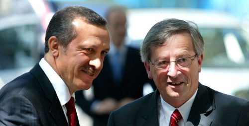Turkish Prime Minister Tayyip Erdogan (L) escorts Luxembourg Prime Minister Jean-Claude Junker (R) before a welcoming ceremony in Ankara June 9, 2003. REUTERS/str CRB - RP3DRIPUDTAA