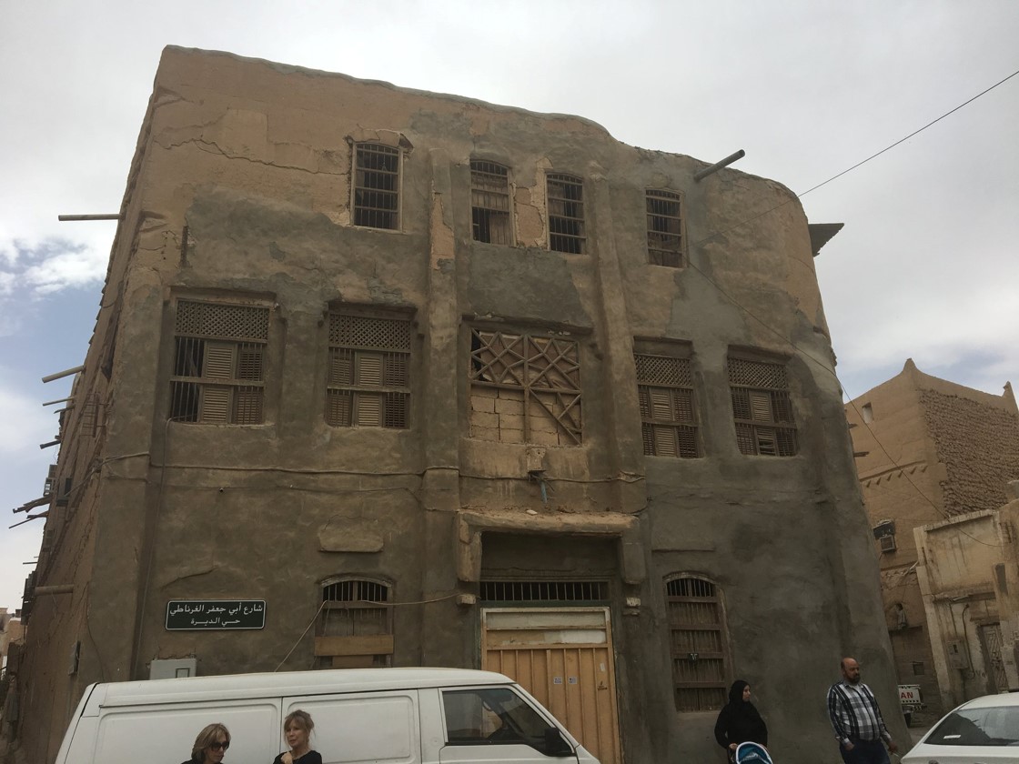 Most of these 100 year-old Riyadh buildings are in extreme disrepair, or actually collapsed. Although dilapidated, these old houses are inevitably picturesque.