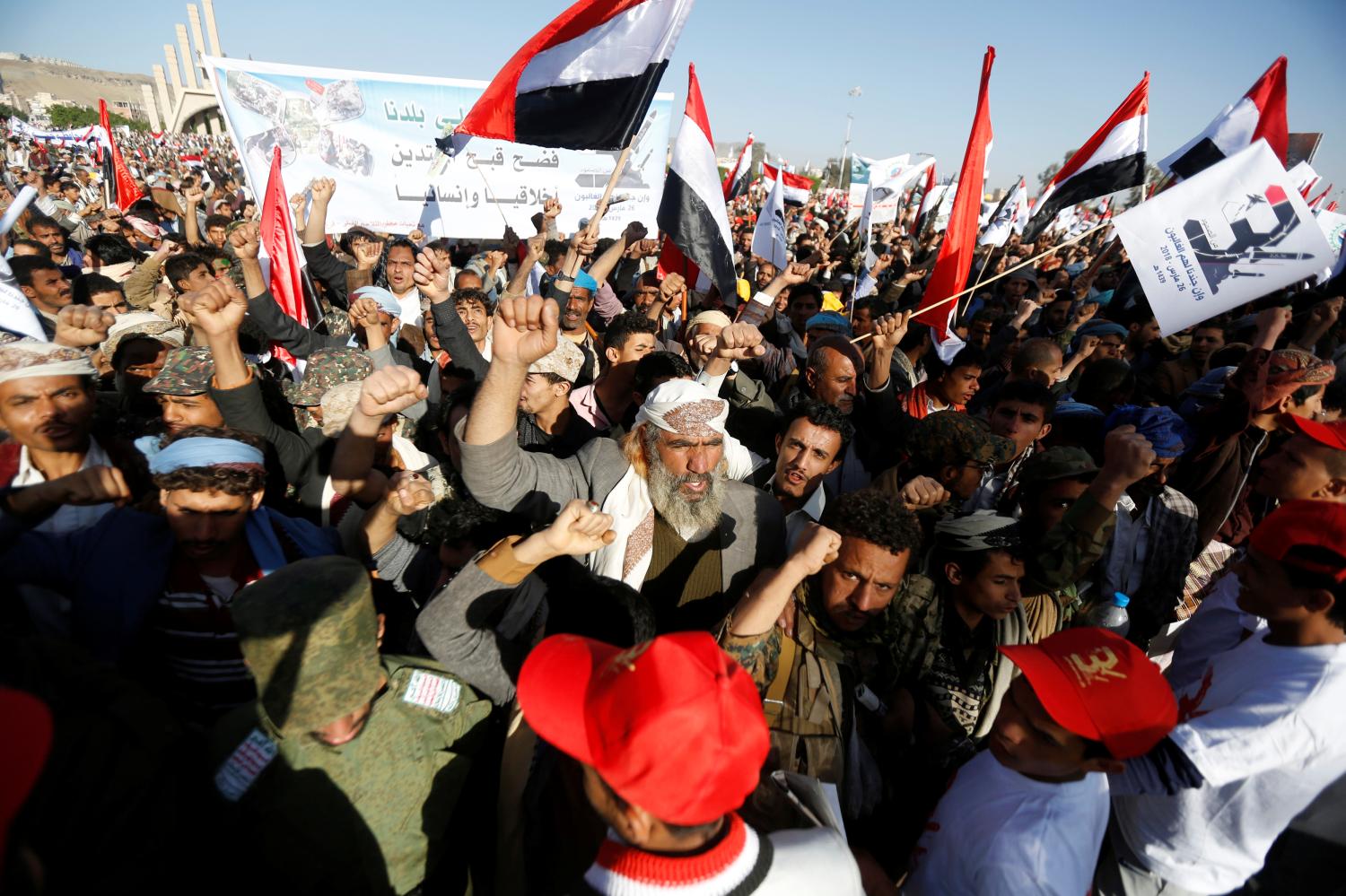 Houthi supporters attend a rally to mark the third anniversary of the Saudi-led intervention in the Yemeni conflict in Sanaa, Yemen March 26, 2018. REUTERS/Khaled Abdullah - RC12E2C83A90