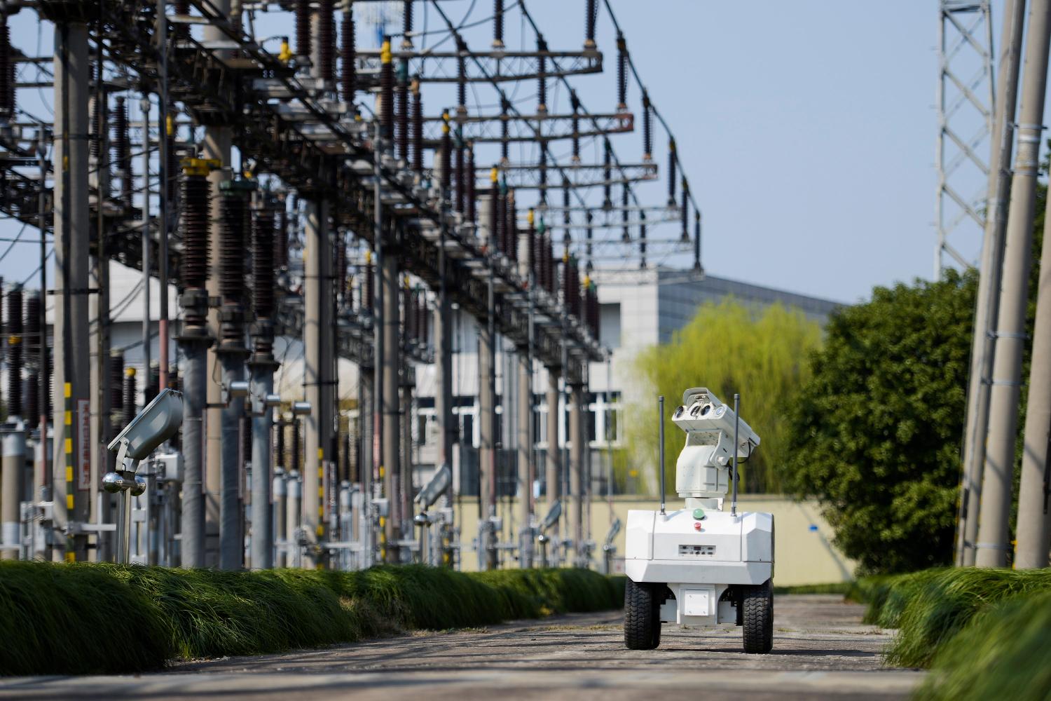 A robot inspects power equipment at an electrical substation of the State Grid Corporation of China in Jiaxing, Zhejiang province, China March 12, 2018. REUTERS/Stringer ATTENTION EDITORS - THIS IMAGE WAS PROVIDED BY A THIRD PARTY. CHINA OUT. - RC19A15BD300