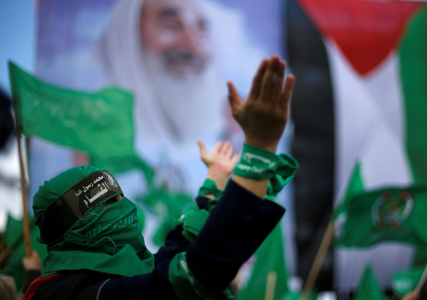 A Palestinian woman supporting Hamas takes part in a rally marking the 30th anniversary of Hamas' founding, in Gaza City December 14, 2017. REUTERS/Suhaib Salem - RC1F353786D0