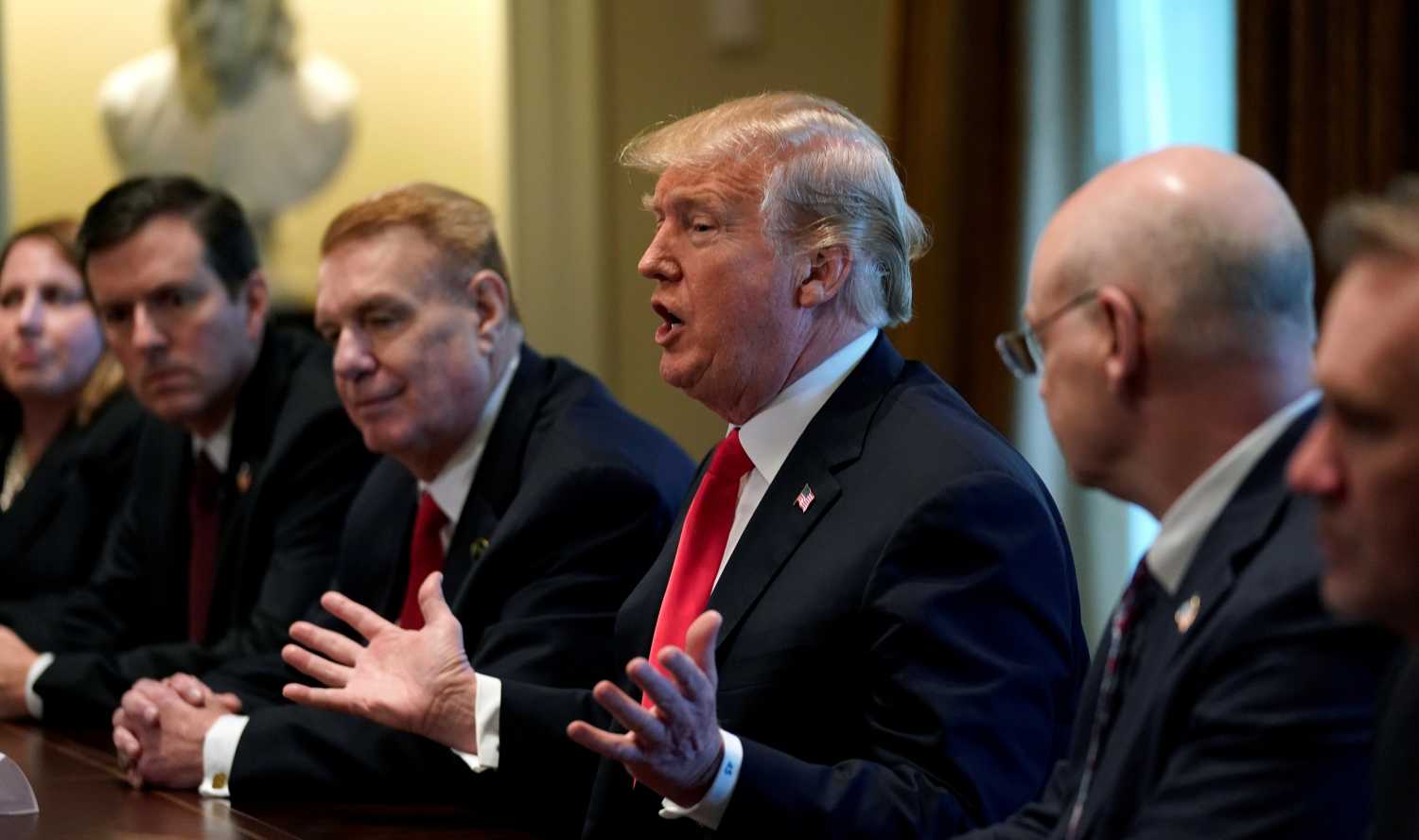 U.S. President Donald Trump announces that the United States will impose tariffs of 25 percent on steel imports and 10 percent on imported aluminum during a meeting at the White House in Washington, U.S., March 1, 2018. REUTERS/Kevin Lamarque - RC1A0674C740
