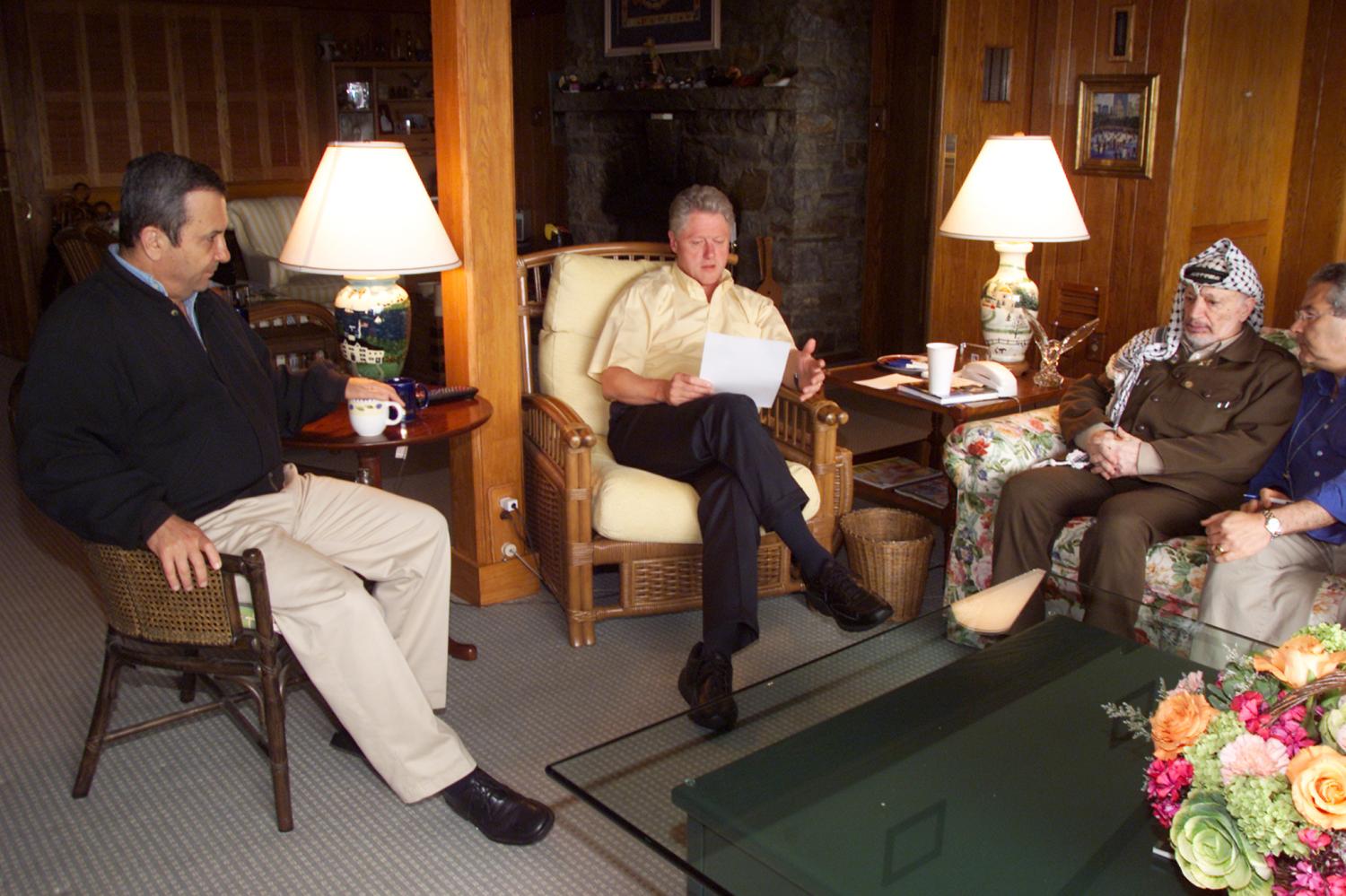 President Clinton meets with Israeli Prime Minister Barak and Palestinian President Yasser Arafat early July 25, 2000 at Camp David near Thurmont, Maryland. The Camp David Middle East peace summit collapsed on Tuesday after 15 days of intense negotiations but President Bill Clinton insisted "significant progress" had been made toward ending the Israeli-Palestinian conflict. - PBEAHULJCAN