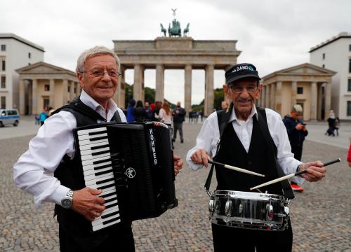 Holocaust survivors and musicians Saul Dreier (R) and Reuwen 'Ruby' Sosnowiczin of the 'Holocaust Survivor Band' perform in front of the Brandenburg Gate in Berlin, Germany September 6, 2017. REUTERS/Fabrizio Bensch - RC15C6A1BD00