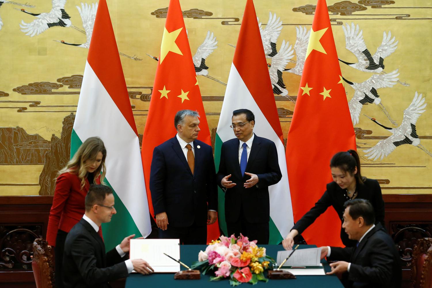 Chinese Premier Li Keqiang and Hungarian Prime Minister Viktor Orban attend signing ceremony at the Great Hall of the People in Beijing, China, May 13, 2017. REUTERS/Thomas Peter - RC16CF374EE0