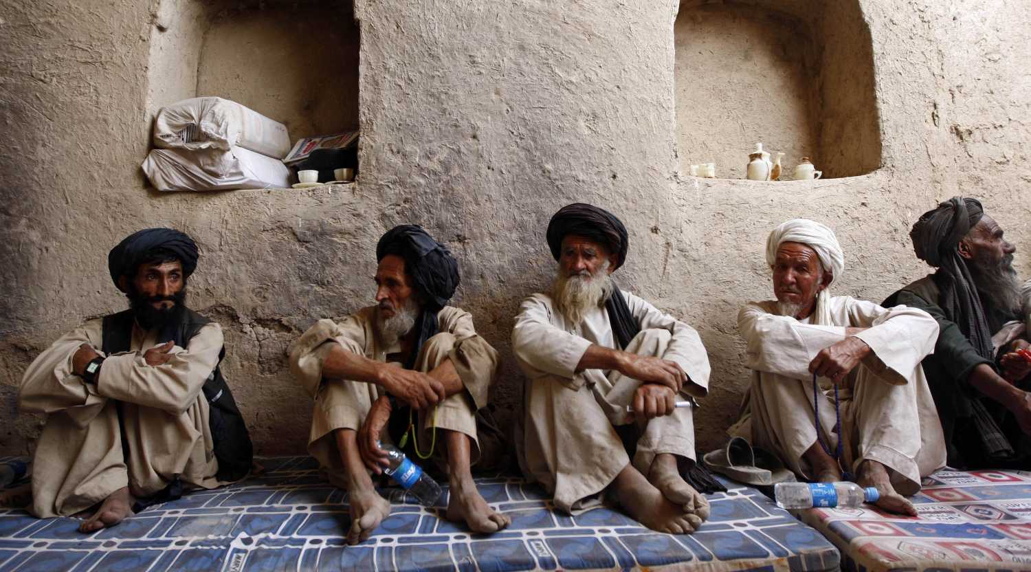 Afghan locals attend a shura (council meeting) in Khan Neshin district of Helmand province July 8, 2009. REUTERS/Ahmad Masood (AFGHANISTAN CONFLICT) - GM1E5781O8W02