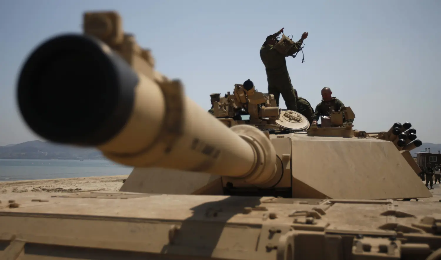 U.S. Marine soldiers take a rest on top of a M1A1 battle tank. April 22, 2013. REUTERS/Kim Hong-Ji (SOUTH KOREA - Tags: POLITICS MILITARY TRANSPORT) - GM1E94M14LE01