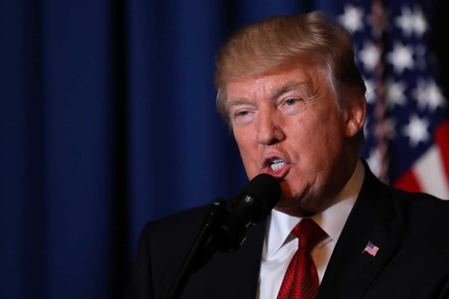 U.S. President Donald Trump delivers a statement about missile strikes on a Syrian airbase at his Mar-a-Lago estate in West Palm Beach, Florida, U.S., April 6, 2017. REUTERS/Carlos Barria - RC1F246DC380