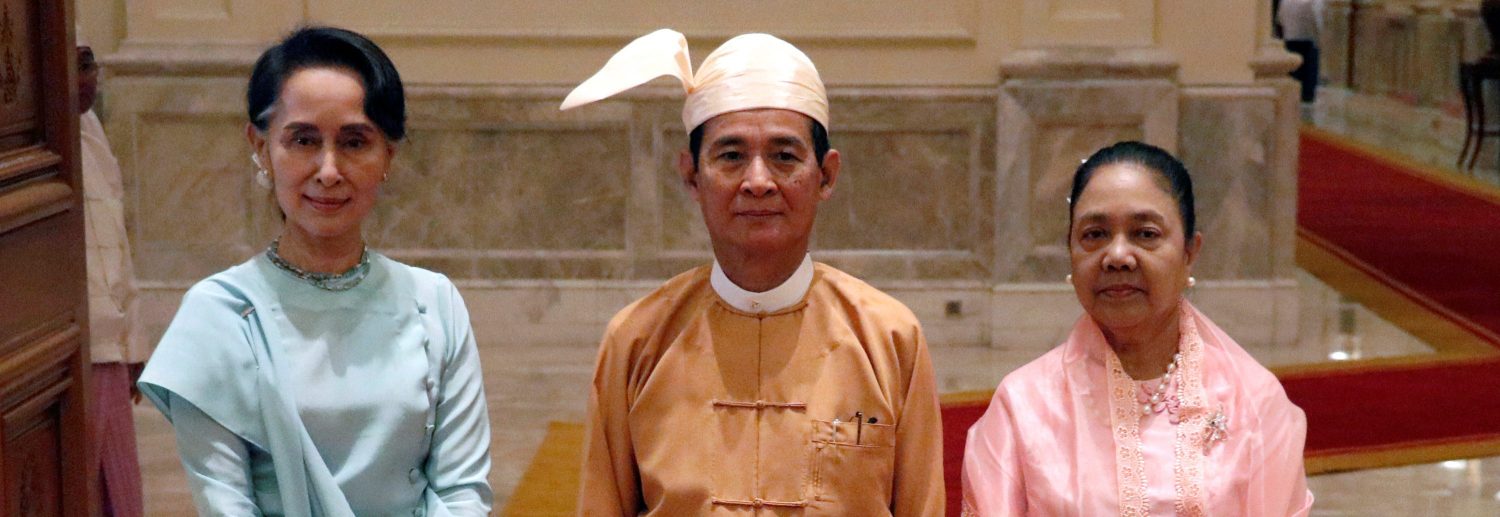 Myanmar's State Counsellor Aung San Suu Kyi (L), newly elected Myanmar President Win Myint and his wife Cho Cho pose for a photo at the presidential palace at Naypyitaw, Myanmar March 30, 2018. REUTERS/Sai Zaw/Pool - RC1F126CB6B0