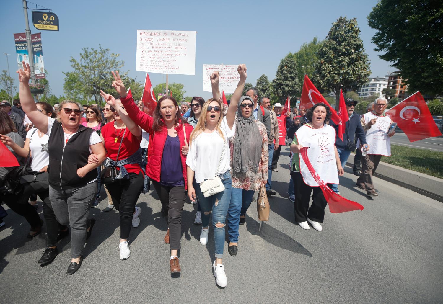 Supporters of the main opposition Republican People's Party (CHP) shout slogans during a May Day rally in Istanbul, Turkey May 1, 2018. REUTERS/Osman Orsal - UP1EE510XW2RJ