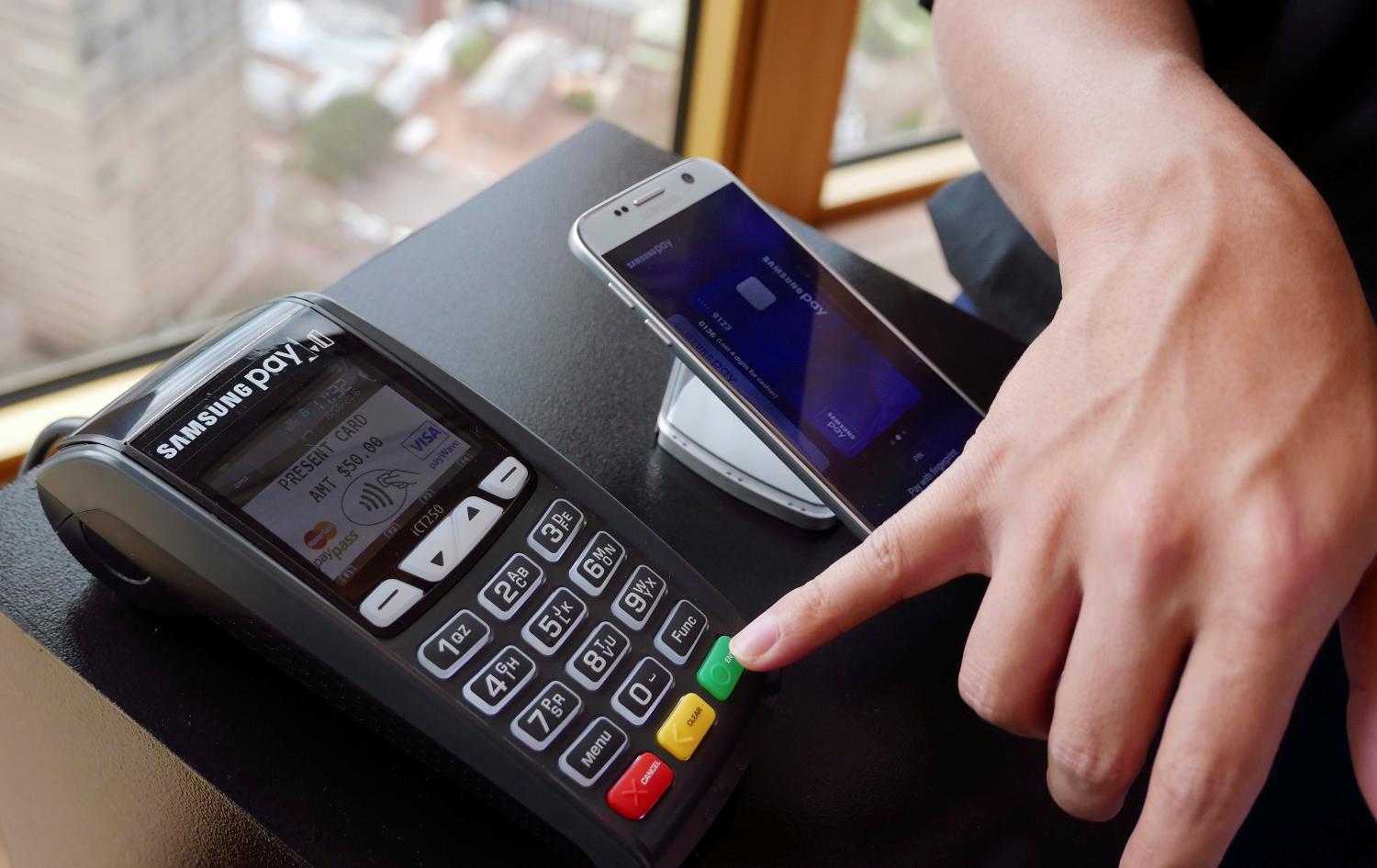 Samsung's new Samsung Pay mobile wallet system is demonstrated at its Australian launch in Sydney, June 15, 2016.   REUTERS/Matt Siegel - S1AETLGSQJAA