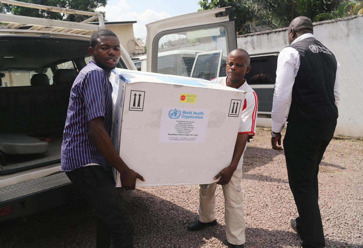 Congolese Health Ministry officials carry the first batch of experimental Ebola vaccines in Kinshasa, Democratic Republic of Congo May 16, 2018. REUTERS/Kenny Katombe - RC1D1B631BE0