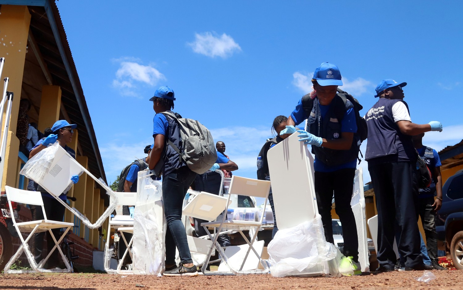 World Health Organization (WHO) workers prepare a centre for vaccination during the launch of a campaign aimed at beating an outbreak of Ebola in the port city of Mbandaka, Democratic Republic of Congo May 21, 2018. REUTERS/Kenny Katombe - RC154F975DC0
