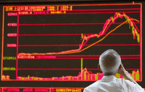 A man watches a board showing the graphs of stock prices at a brokerage office in Beijing, China, July 6, 2015. Chinese stocks rose on Monday after Beijing unleashed an unprecedented series of support measures over the weekend to stave off the prospect of a full-blown crash that was threatening to destabilise the world's second-biggest economy.  REUTERS/Kim Kyung-Hoon - GF10000150006