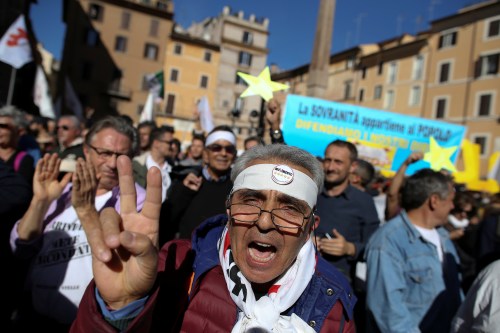 5-Star Movement activists shout slogans during a protest against the new electoral law in downtown Rome, Italy, October 25, 2017. REUTERS/Tony Gentile - RC11FBAE3820